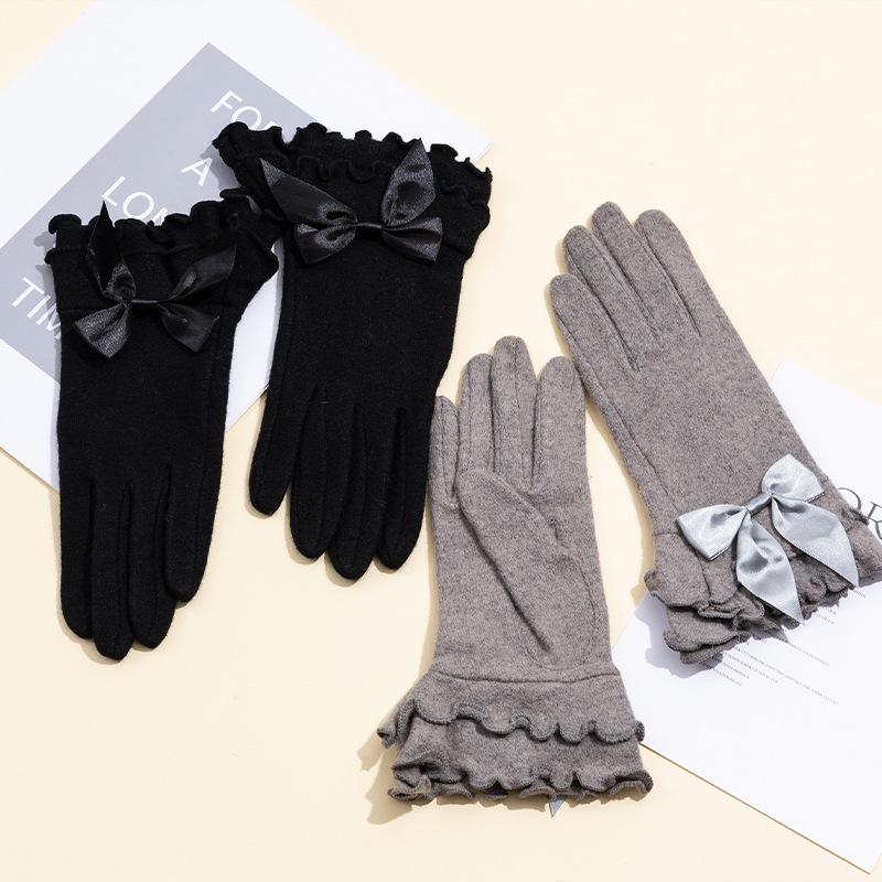 This Is A Cute and Sweet Style of Woolen and Yangni Women's Bow Gloves A Fashionable Outfit That Pairs Well with Full Finger Gloves
