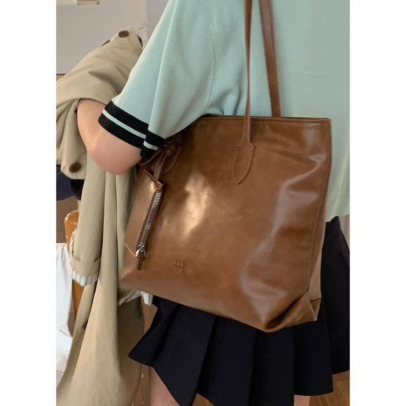 

Korean version of simple large-capacity commuter bag women s 2025 new summer fashion tote bag versatile shoulder armpit bag коричневый
