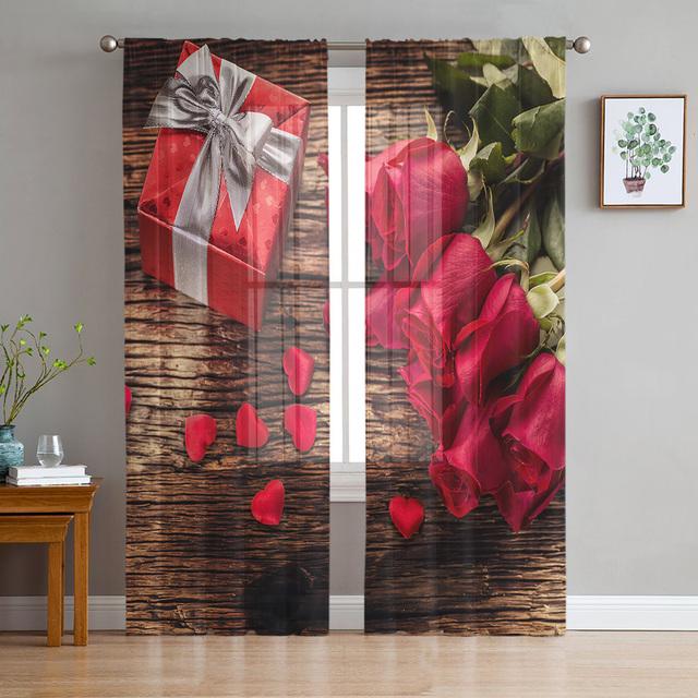 Floră de trandafir roșu, plantă cu frunze verzi