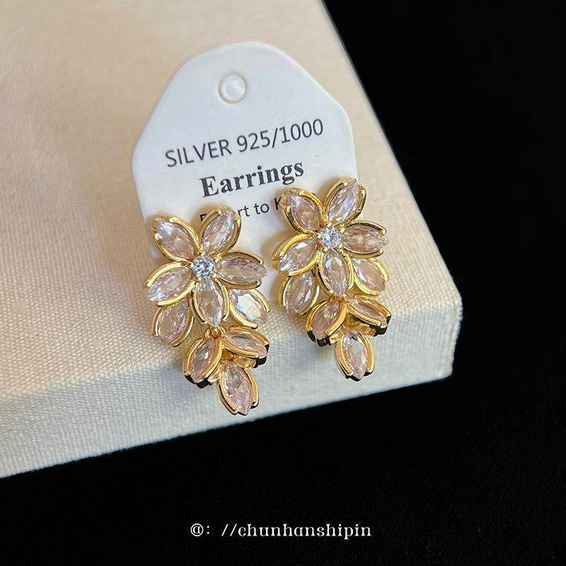 Five-petaled Flower Zircon Flower Earrings, Light Luxury Stud Earrings, Fashion Design, High-end Ear Clips, Mosquito Coil Disc Earrings, No Earrings.