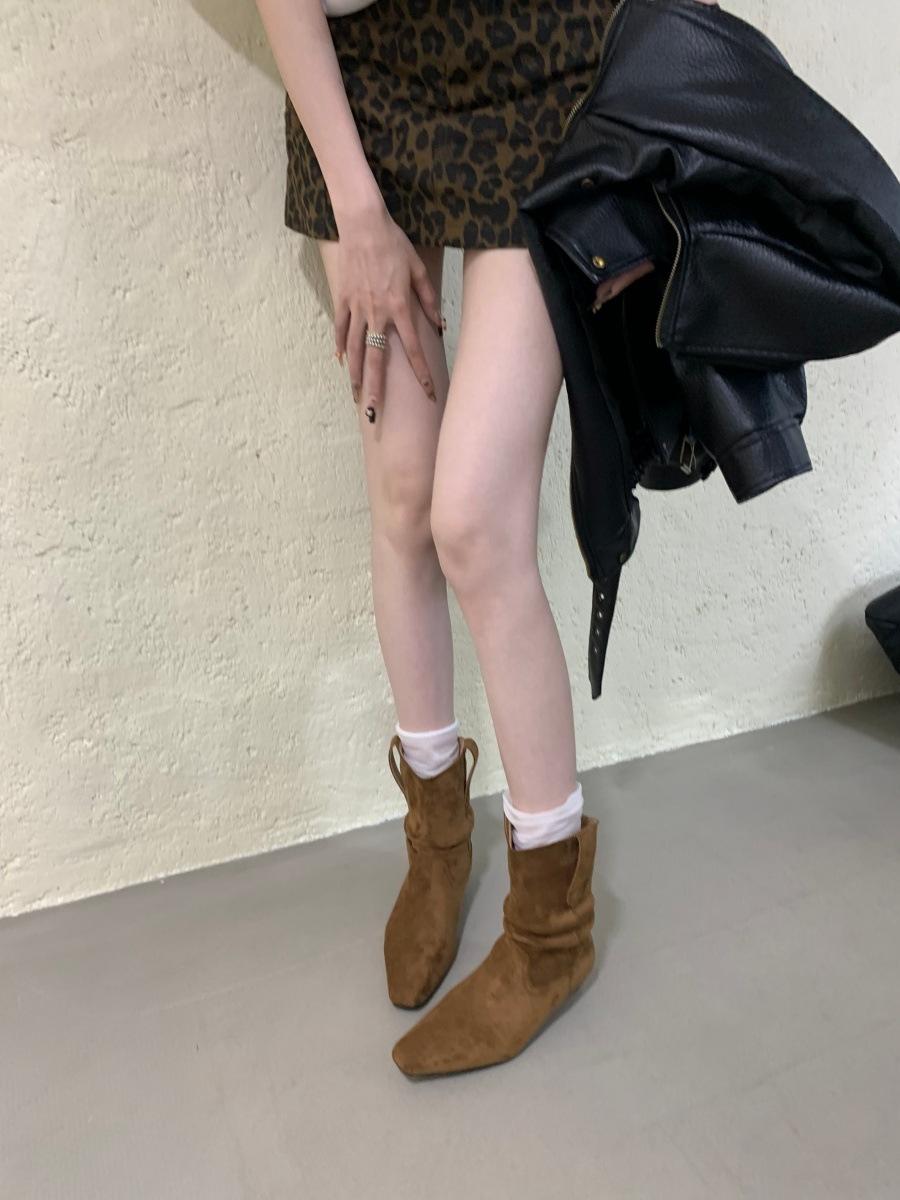 

Ретро ковбойские ботинки-пайпы с острым носком 20025 осень-зима новые ботинки Мартин универсальные тонкие ботинки 39 светло-коричневого