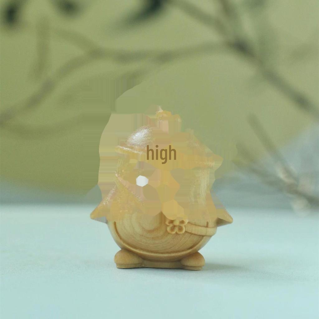 Thuja Wood Zodiac Animals: Rzeźbione wisiorki z motywem Kaczora Donalda i Myszki Miki.