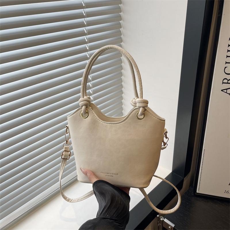 

Корейская версия модной личности, для поездок на работу, простой ветер, ручная сумка-ведро, женская повседневная универсальная нишевая дизайнерская сумка-мессенджер