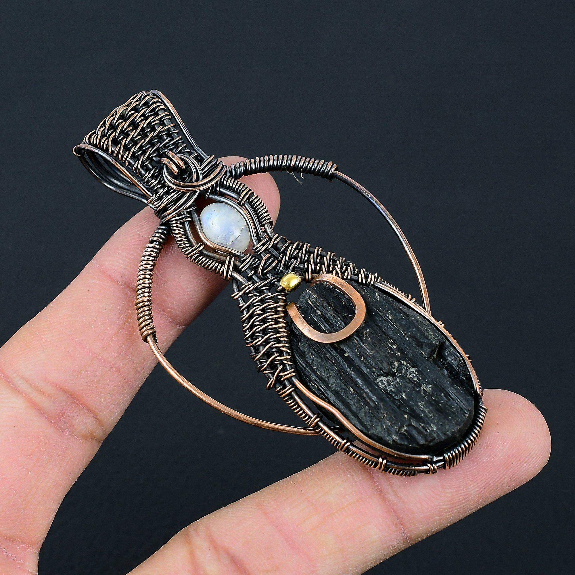 

Черный турмалин и лунный камень, драгоценные камни, медная проволока ручной работы, ювелирная подвеска для любви 3.23 Inches чёрный