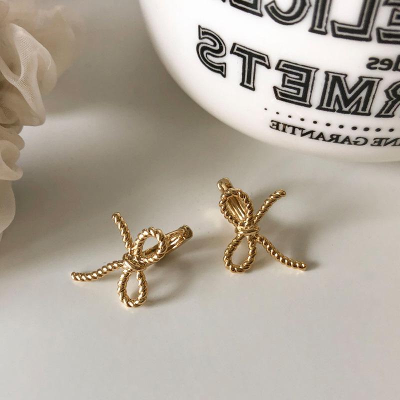 Серьга-гвоздик с витым металлическим бантом Женский дизайн Сладкая индивидуальность Характер Модные Элегантные Универсальные Серьги