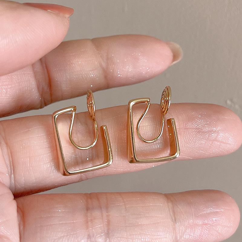 

Квадратные ушные клипсы от комаров: Модные, безболезненные металлические серьги с уникальным универсальным дизайном для женщин. mosquito coil ear clip золотистый