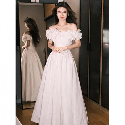 2025 Neuer Stil Weißes Schulterfreies Ärmelloses Abendkleid: Elegantes Prinzessinnen-Licht Hochzeits- oder Bankettkleid