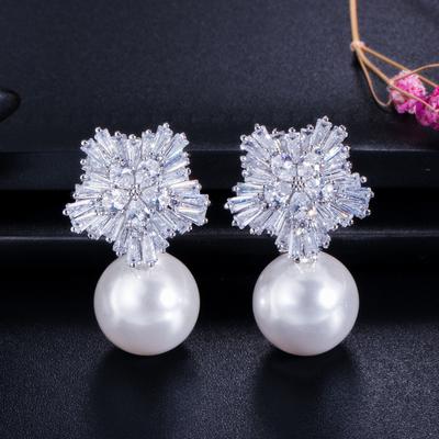 Schneeblumen Zirkon Mikrofassung Ohrstecker, Ohrstecker, Muschelperlen Brautohrringe, Dinnerparty