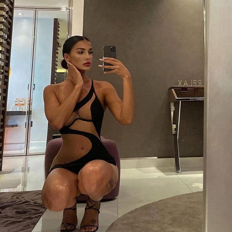 Sexy dámské krátké šaty úzkého střihu s šikmým ramenem a perspektivou