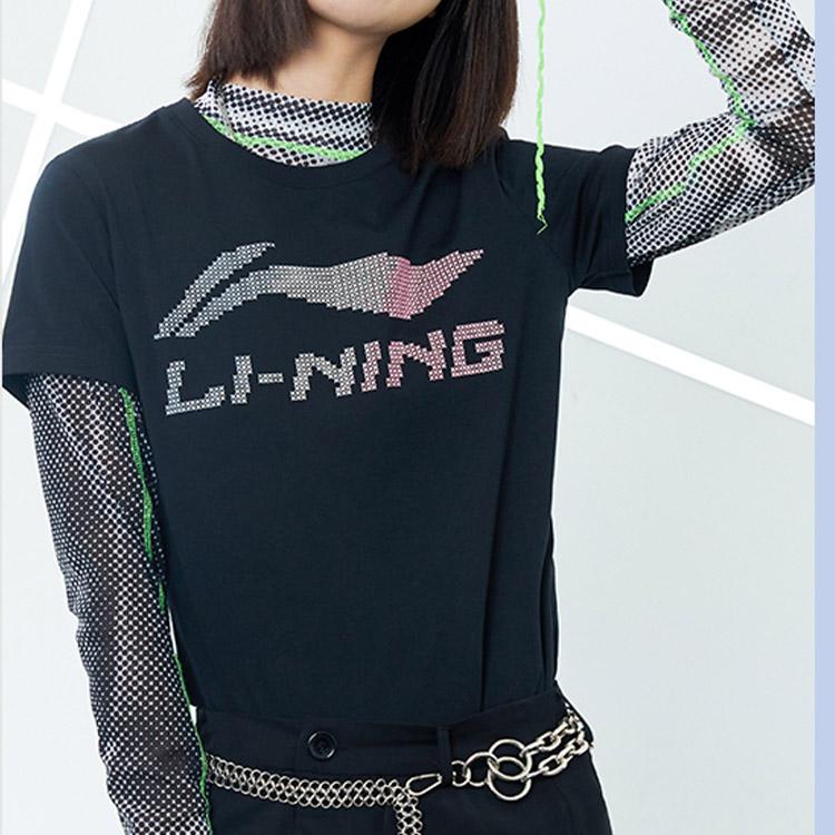 טי שירט לנשים Li Ning עם הדפס לוגו גרדיאנט, צווארון עגול, שרוולים קצרים - צבע שחור AHSR548-2