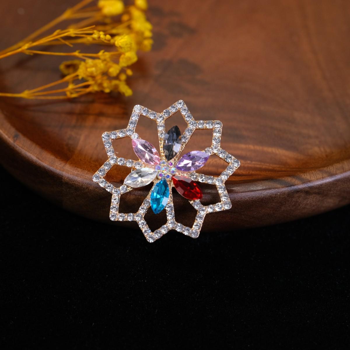 

Елегантна брошка зі стразами: Високоякісна японська та корейська мода кришталева шпилька для шарфа для жінок