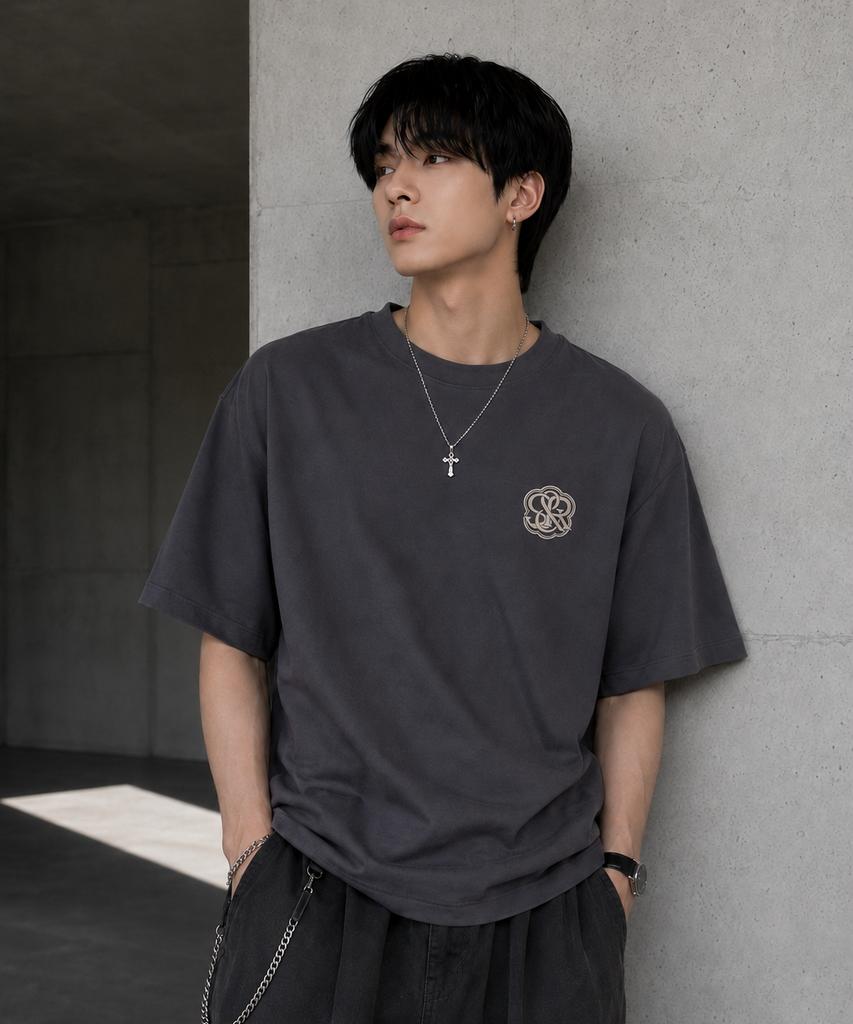 Seuteijial Signature Serve Short Sleeve T-Shirt [Charcoal]