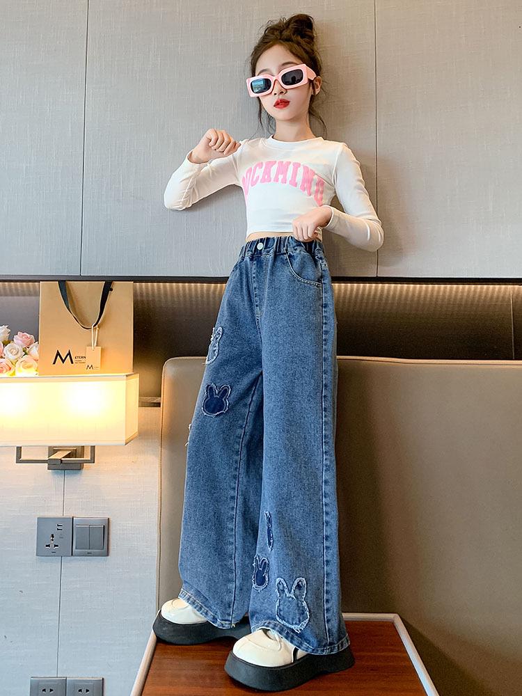 Fasjonable jenters vide jeans: Trendy vår- og høststil for store barn