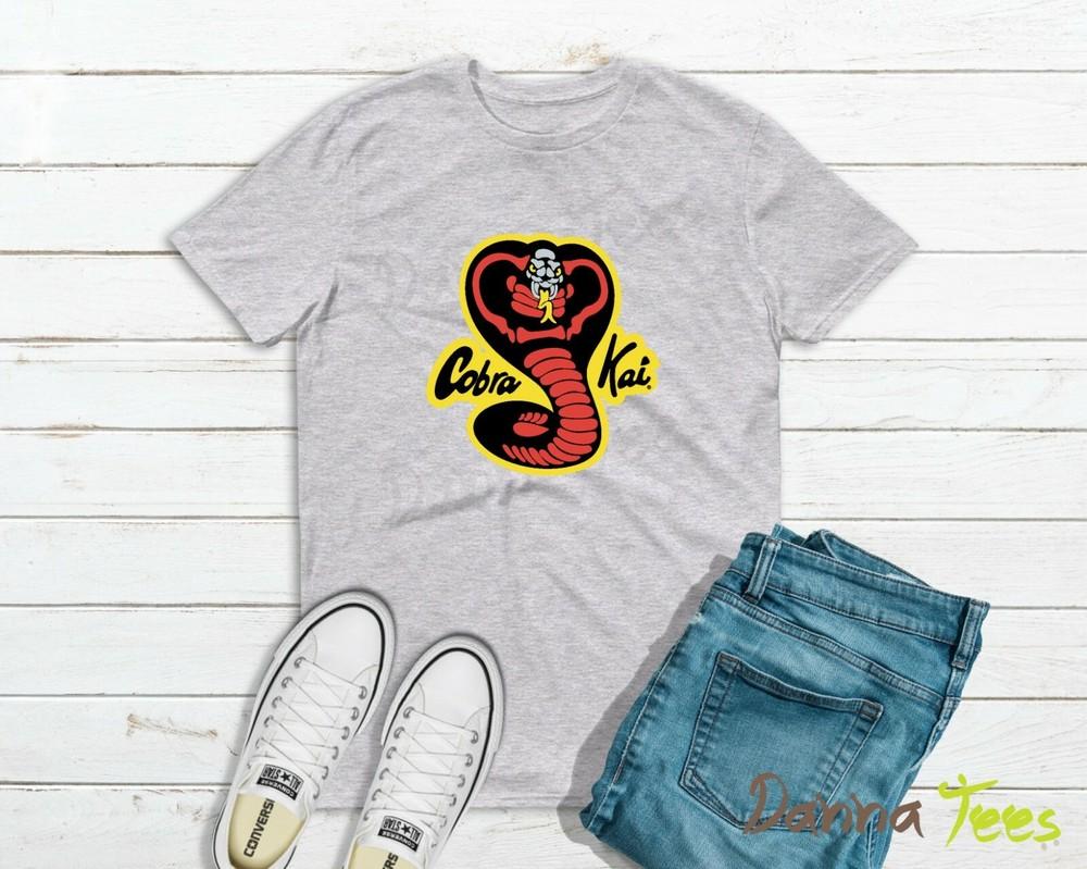 Cobra Kai Karate Kid Inspiriertes Retro Geschenk T-Shirt Unisex S 5XL 100% Baumwolle