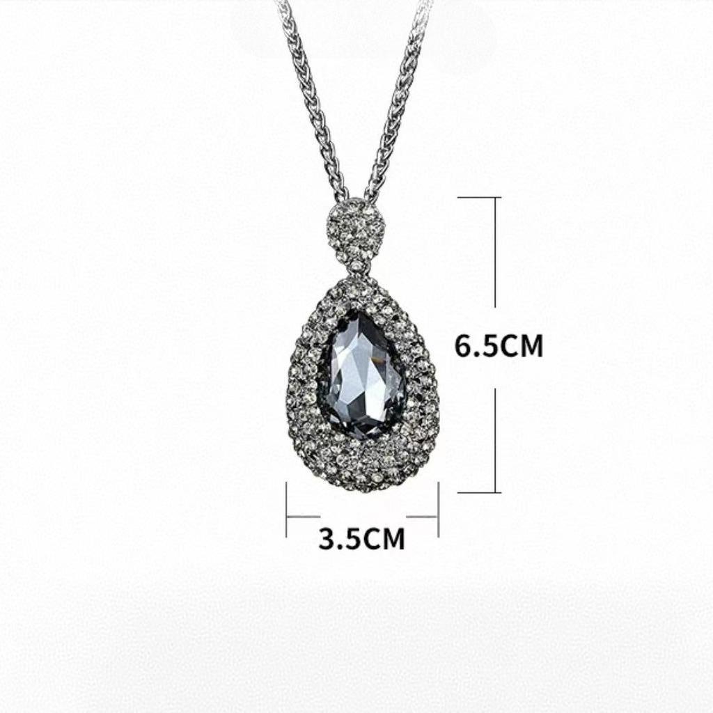 Długi łańcuszek do swetra w kształcie kropli wody jest wszechstronny i elegancki, stanowiąc wysokiej klasy dodatek, który uzupełnia łańcuszek na obojczyk.