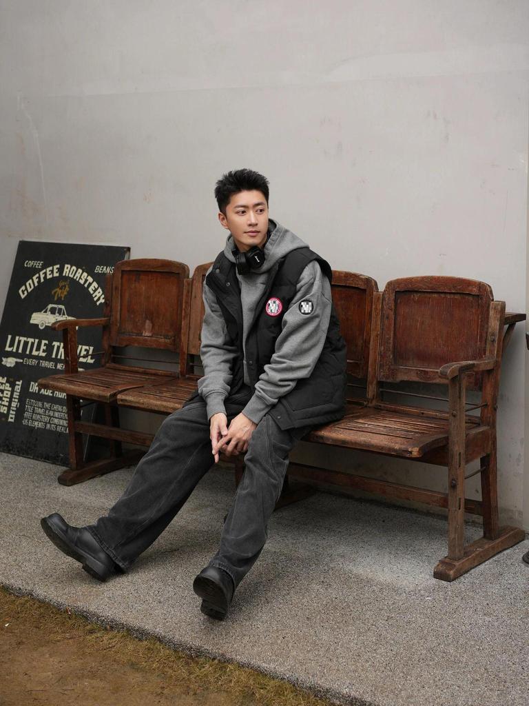 Goose Down Men's Lightweight Vest - Trendy, Warm, High-End Outerwear for Spring, Autumn, Winter.