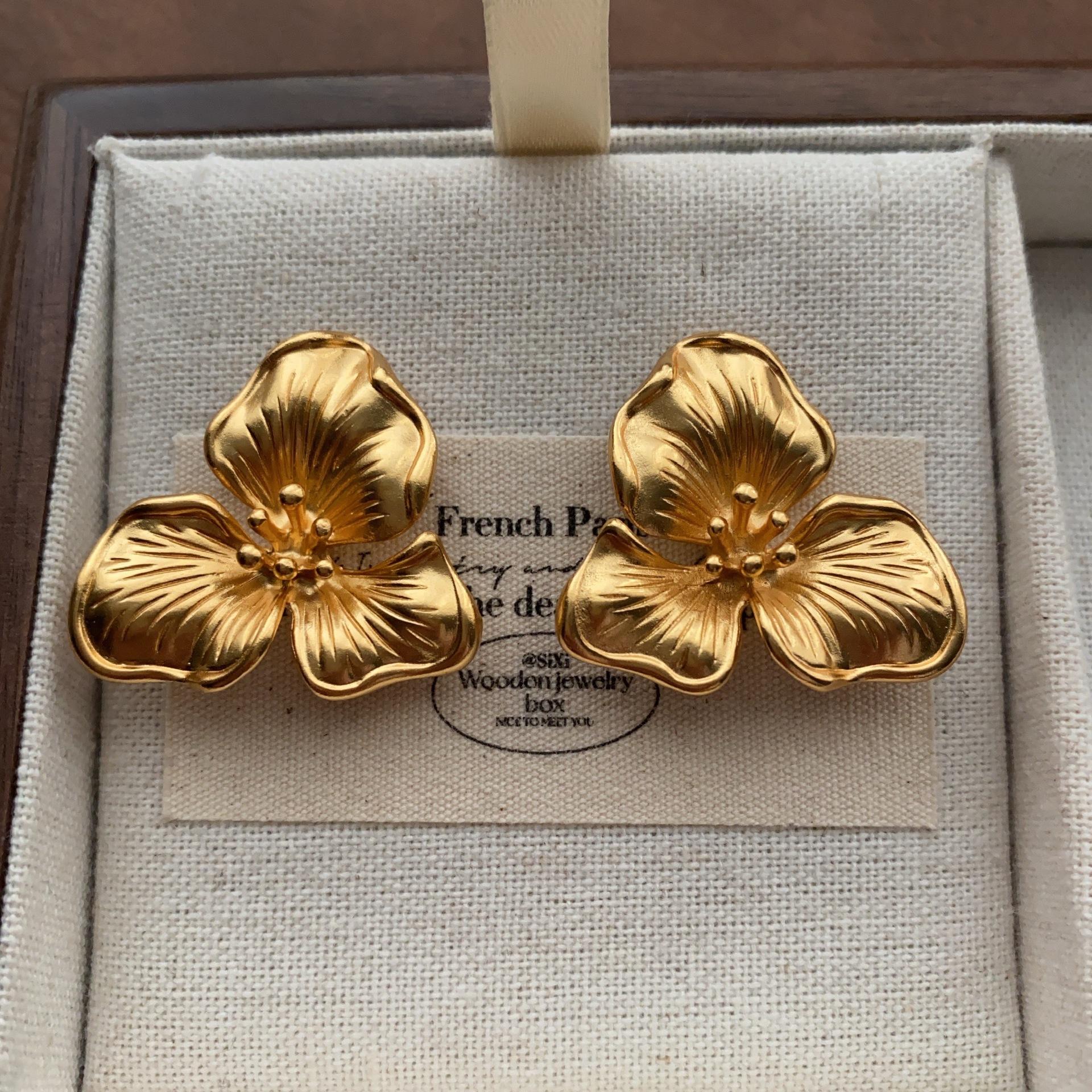 

French natural romantic metal flower stud earrings simple niche high-end light luxury retro temperament earrings