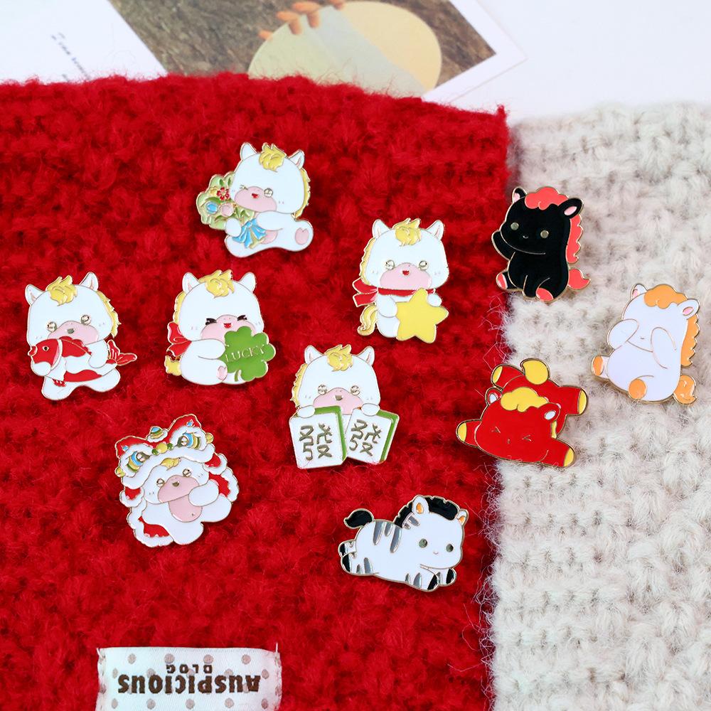 1/6 Stück 2026 Pferdejahr Broschen Niedliche Cartoon-Tierkreiszeichen-Pferde Metallabzeichen Anstecknadeln Kleidung Tasche Zubehör Neujahrsgeschenke