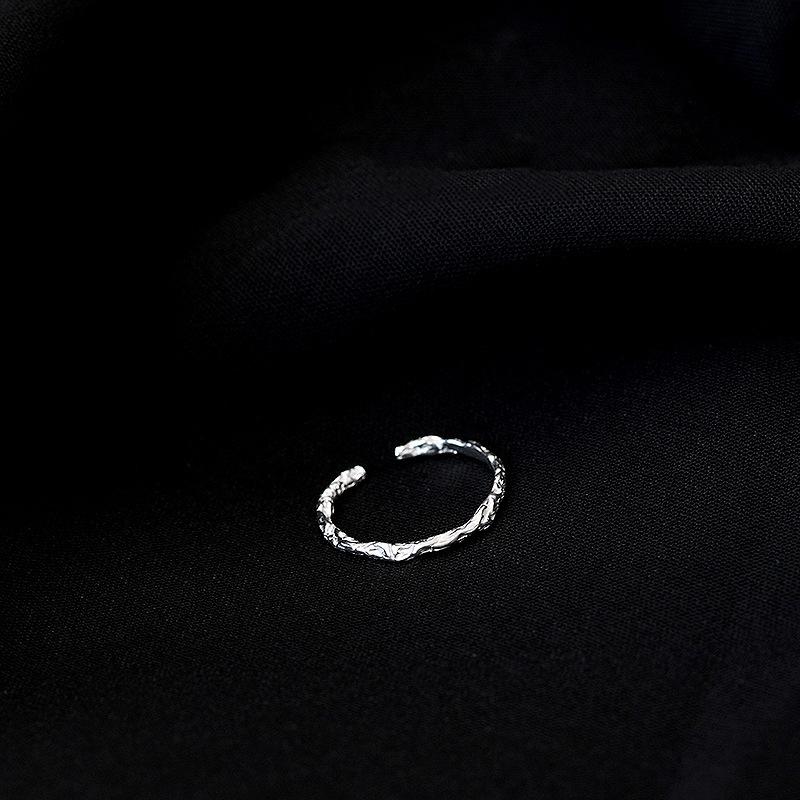 Bague Femme Style Froid Texture Ouverte: Design Tendance Minimaliste