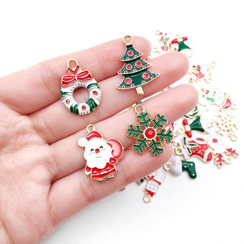 100-teiliges Weihnachts-Tropföl-Legierungs-Schmuckzubehör: Weihnachtsmann, Schneemann, Glocke, Rentier Anhänger für DIY Armbänder.