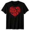 Alles, was wir brauchen, ist Liebe Inspirierendes Zitat Herren T-Shirt Herz Design
