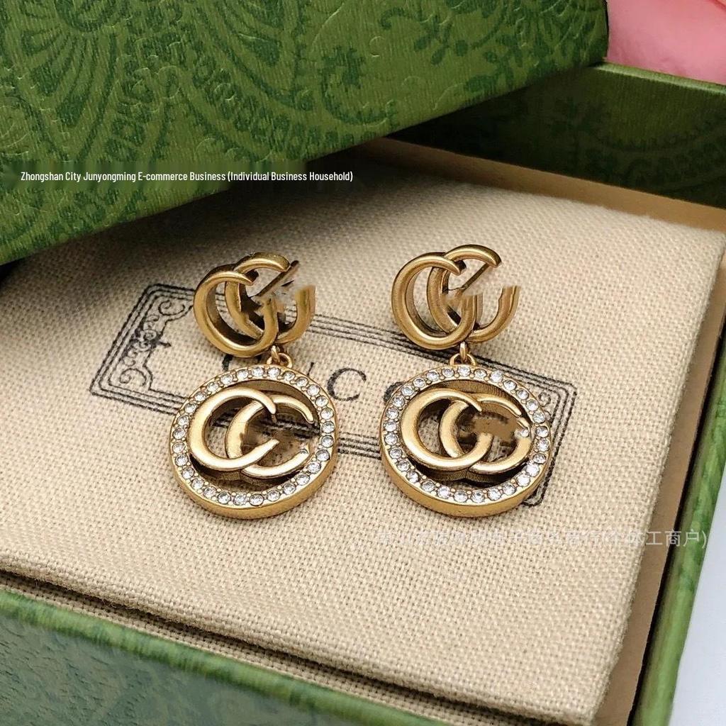 Cercei Stud Retro cu Dublu G: Rotund, Cu Diamante Complete Incrustate, Design cu Litere Goale, Placat cu Cupru cu Aur Real