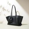 Eine High-End-Tragetasche für Damen Eine Nischen-Echtleder-Handtasche mit großem Fassungsvermögen
