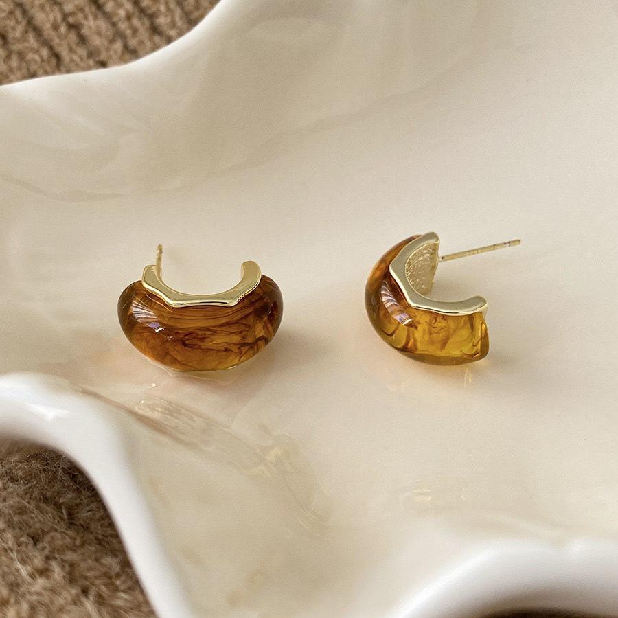 French Maillard Amber C-Shaped Stud Earrings: Elegant, Retro, High-End Ear Jewelry for Women.