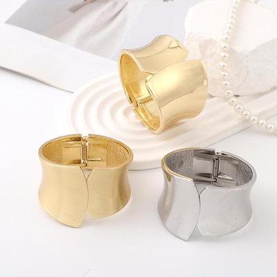 Exaggerated European & American Leaf-Pattern Open Alloy Bangle