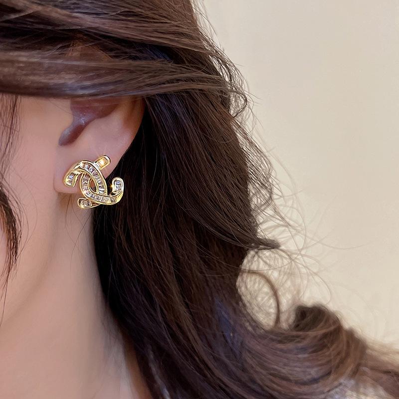 Eleganckie kolczyki sztyfty ze srebra próby 925 z cyrkoniami pavé w kształcie podwójnego C, geometryczne