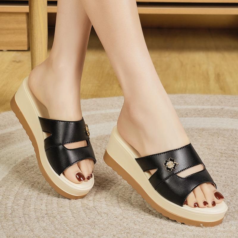 

Thick-soled cool slippers women s new summer wear soft-soled non-slip sandals travel slippers women 35 чорний
