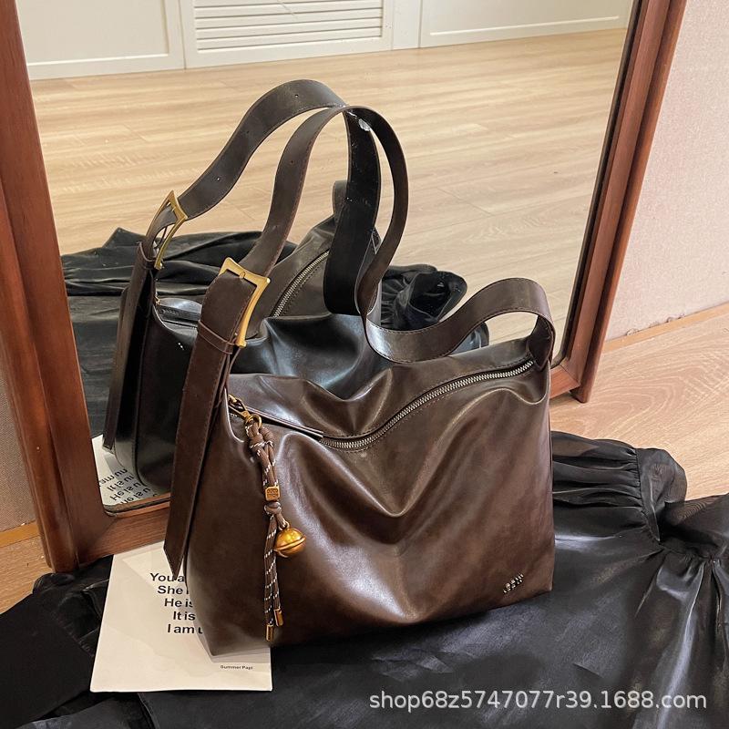 

Large capacity tote bag women s 2025 new messenger bag winter retro Maillard shoulder bag темно-коричневого
