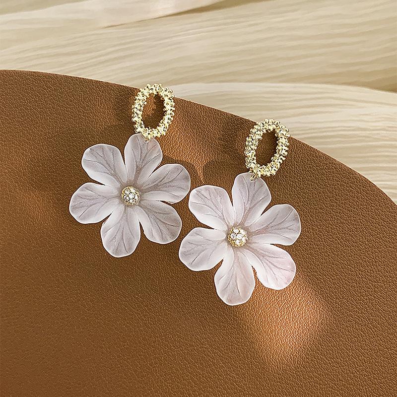 

New Personality Forest Flower Fresh And Versatile Temperament Resin Flower Earrings For Women Earings Fashion Zircon