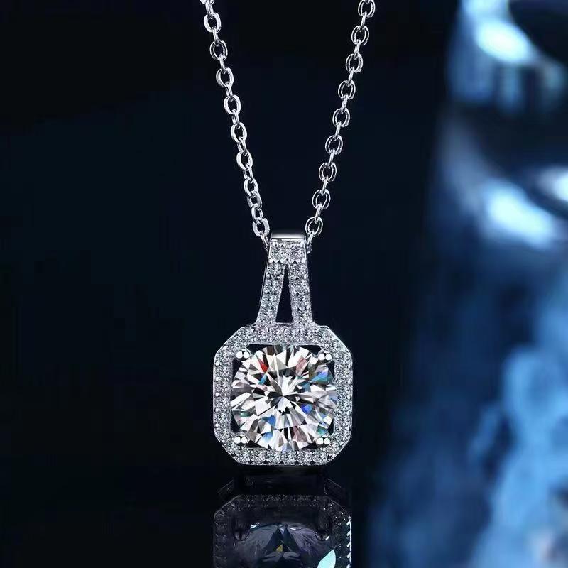 Diamond-Shaped Retro Ladies' Necklace: Elegant Design, Lightweight Luxury, Versatile Clavicle Chain.