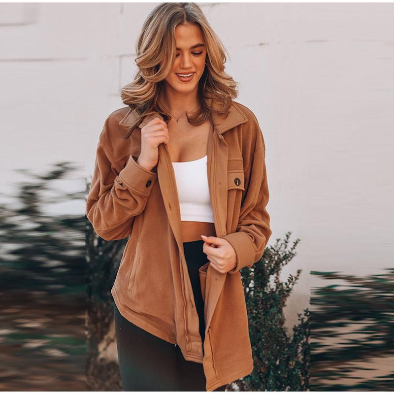 Осенне-зимняя женская флисовая куртка с длинным рукавом и лацканами — фото 13