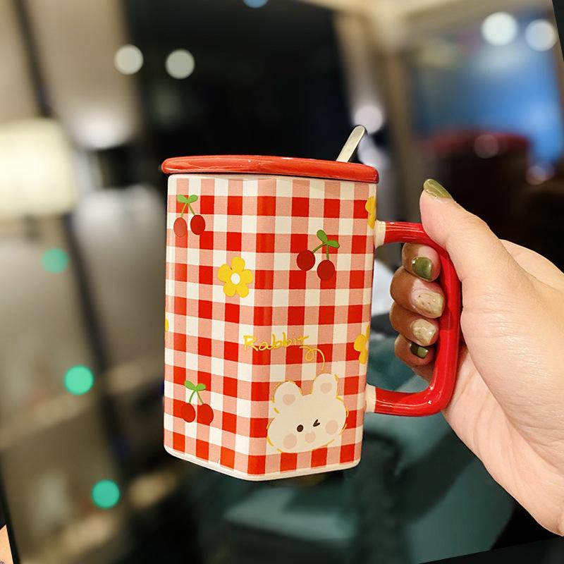 

Девичьи керамические кружки, крышки, ложки, милые соломинки, стаканы для воды, кофейные чашки, чашки для завтрака, молока, овсянки 400ml