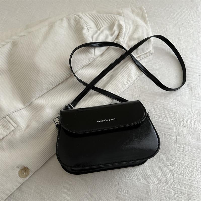 

Niche design bag women s new shoulder messenger bag fashionable and simple popular solid color saddle tide bag