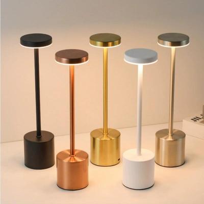 Simpel LED Genopladelig Berøringsmetal Bordlampe Tre Farver Sengebord Ledningsfri Skrivebordslampe Bar Udendørs Dekoration LED Natlys