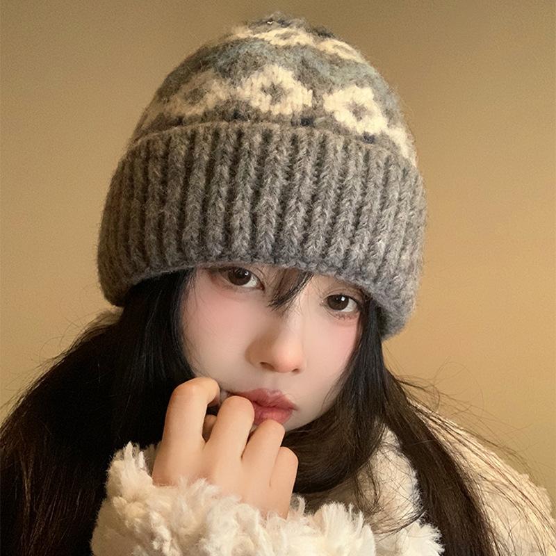 Fair Island contrasting color knitted wool hat women's season versatile big head circumference showing face small ear protection warm pullover hat