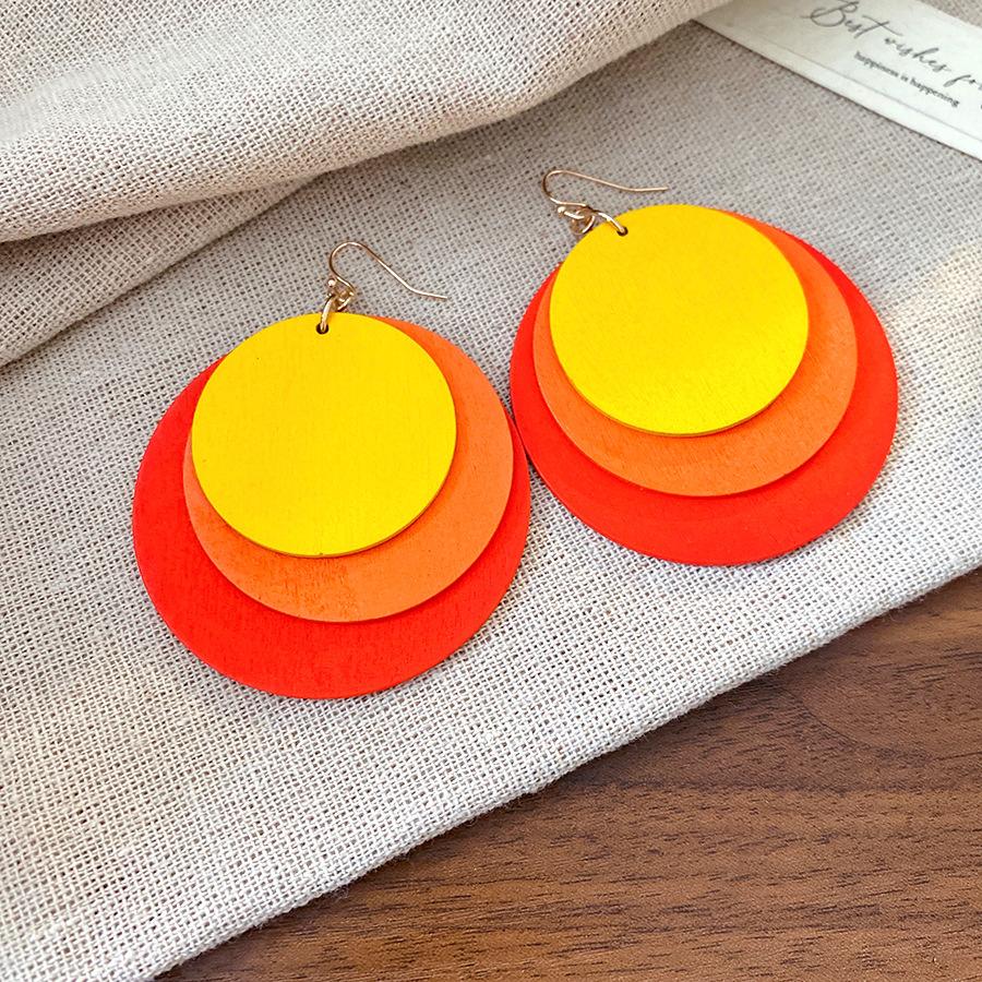 

Round wood chip pendant, ear hook,exaggerated vacation style earrings, fashion personality, versatile earrings, niche and high-end sense
