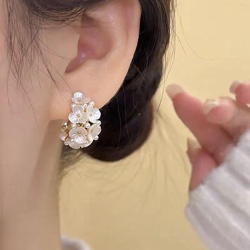 Elegant Floral Stud Earrings: Exquisite Vacation Style, Luxury Niche Design, Versatile and Fashionable.