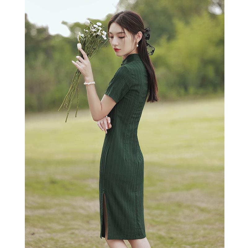 2025 New Green Retro Cheongsam: Elegant Summer Style for Young Women with a Literary Republic of China Influence