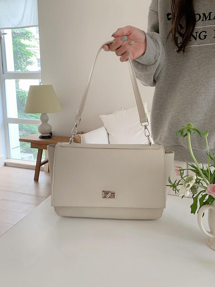 

Spring and summer 2025 new commuter lock flip large capacity tote bag ins shoulder bag casual oblique span bag белый