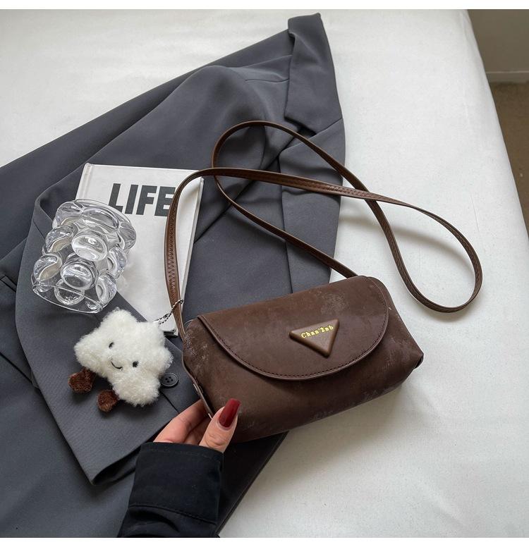 

French niche small bag women s summer 2025 new high-end texture shoulder messenger bag women s pillow bag versatile with pendant кофейный