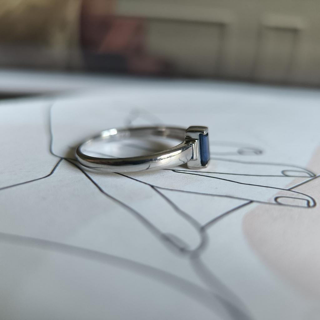 Серебряное кольцо с натуральным сапфиром 0.338ct, вес изделия 1,5 гр (2214052)