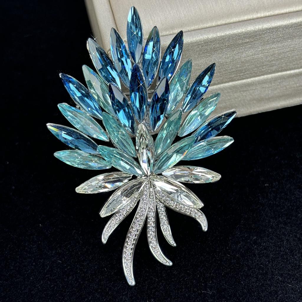 Blå Gradient Blombrosch för Damer Glittrande Kristall Strass Broschnål Elegant Dam Slagstift Smycke Gåva
