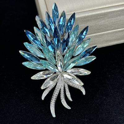 Blau Verlaufsblumenbrosche für Damen Glänzende Kristall Strass Brosche Anstecknadel Elegantes Damen Revers Schmuck Geschenk