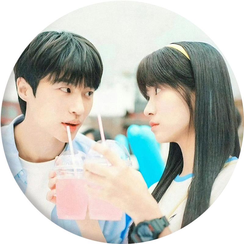 Llavero Colgante Espejo Insignia "Lovely Runner" - Merchandising del Drama Coreano con Byeon Woo-seok y Kim Hye-yoon