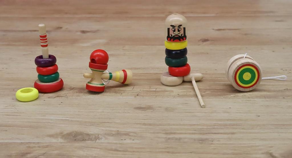 Miniaturní japonská tradiční dřevěná hračka Sada 4 kusů Darumy a (1 Wanage, Kendama, Otoshi, Yo-yo)