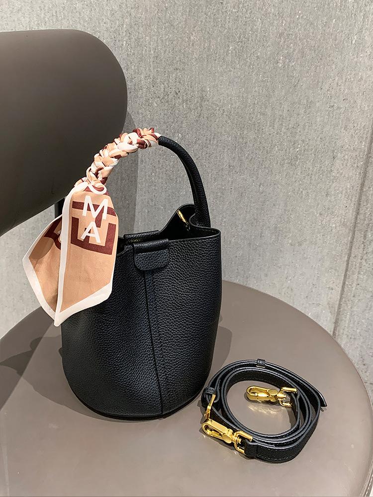 

Bucket bag 2025 new handbag women s fashion simple atmospheric texture popular in Europe and the United States retro leather messenger bag чёрный